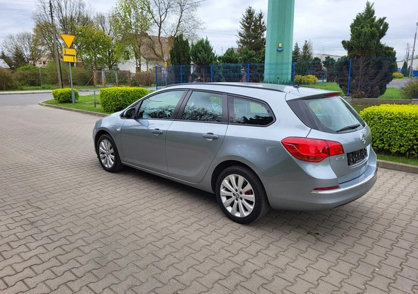 Opel Astra cena 32800 przebieg: 207000, rok produkcji 2014 z Żyrardów małe 232